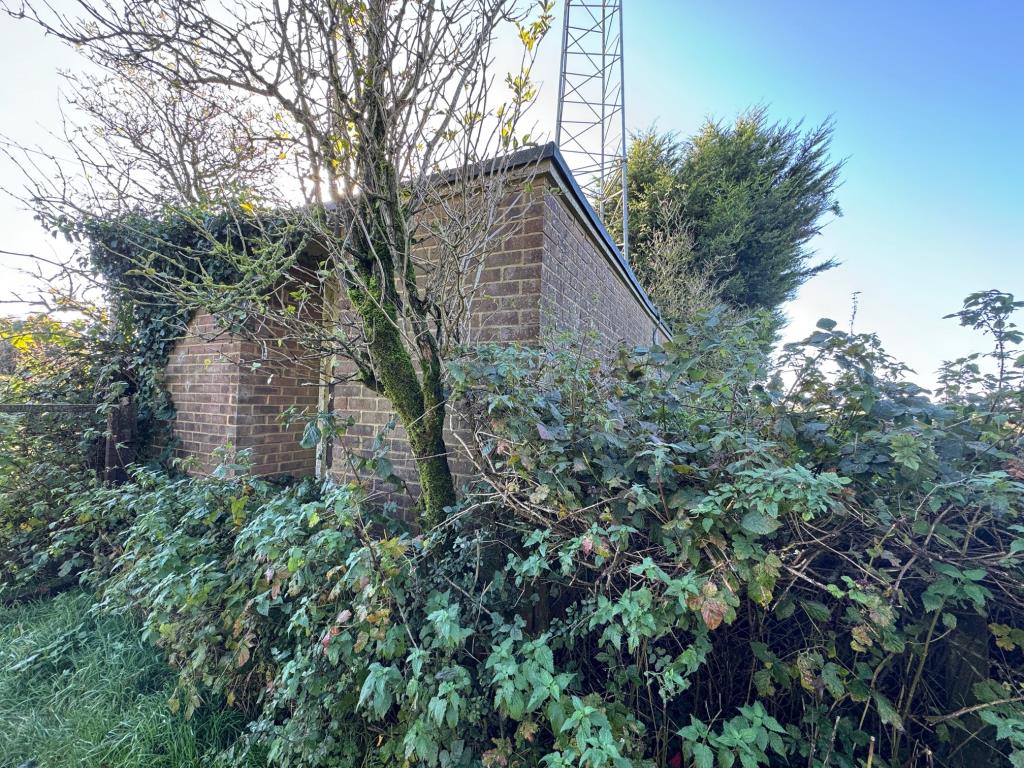 Lot: 125 - MAST AND BUILDING - Brick building 2